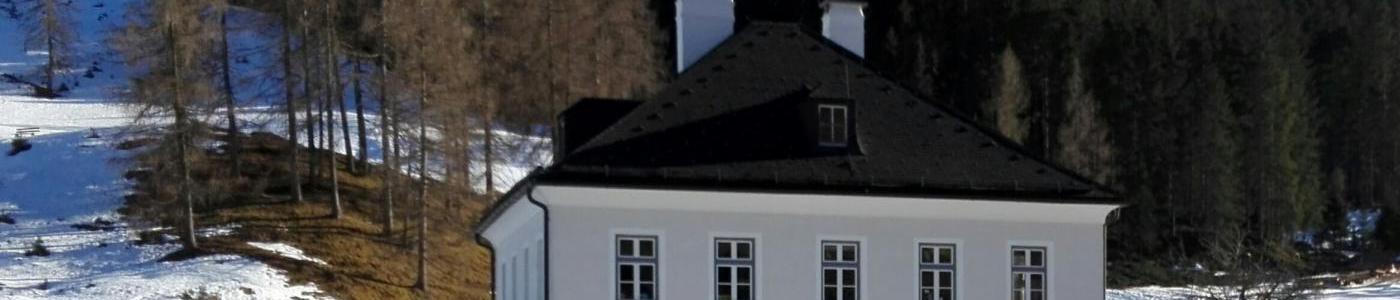 © c, Waltraud Stangl, privat Schulhaus in Thierbach mit Schneeresten rund ums Haus